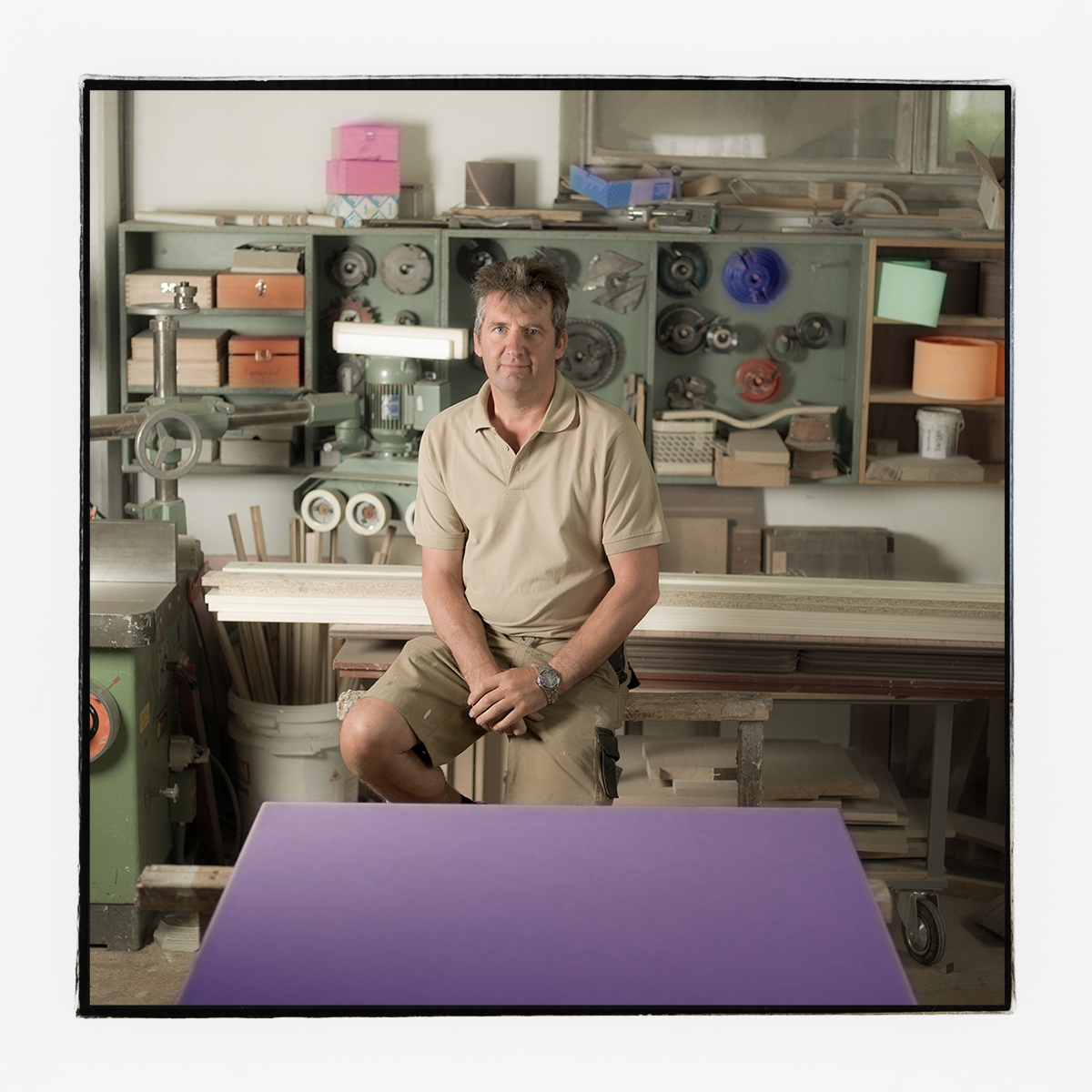 Portrait des Werkstättenleiter Walter Feirer in der Tischlerwerkstatt Strohmeier